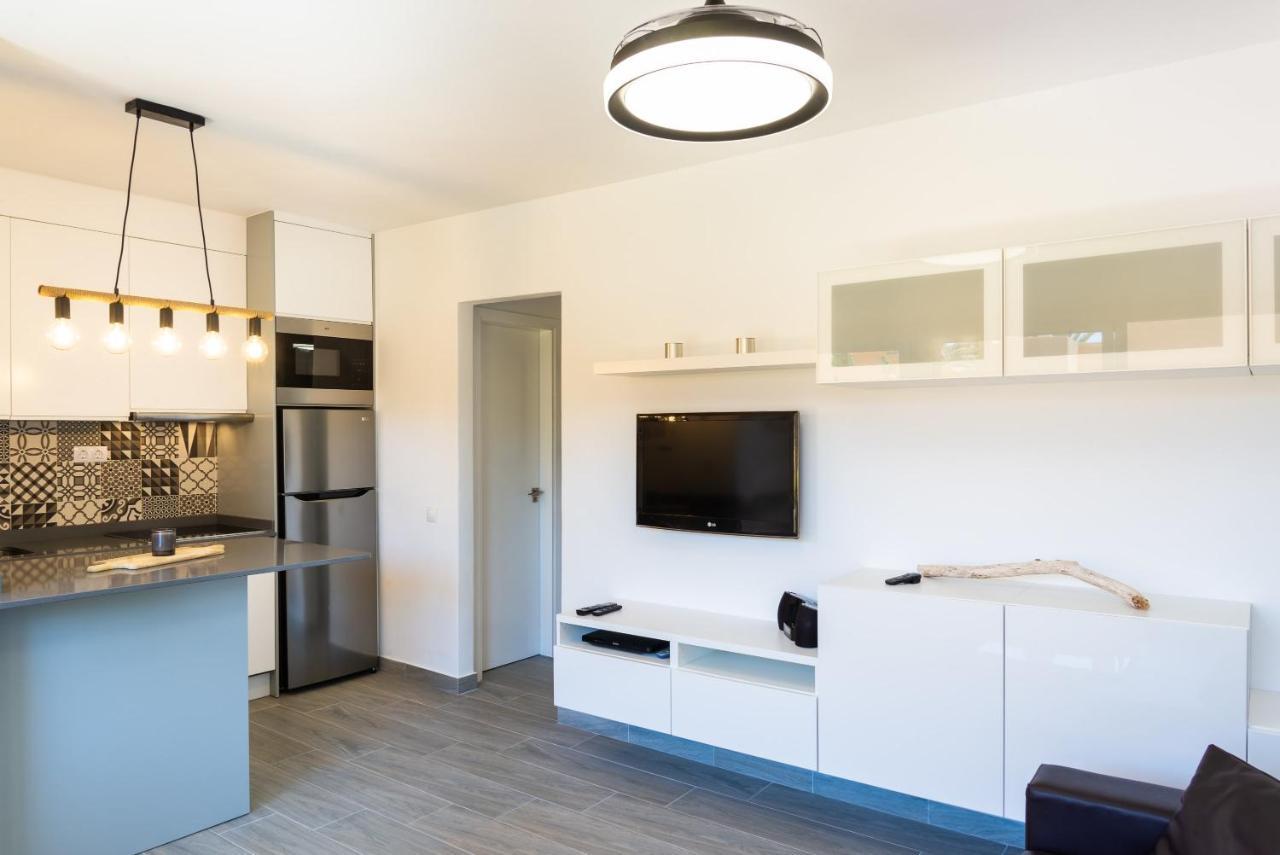 Casa Lucien - Newly Refurbished Apartment With Swimming Pool - Ideal For Couples Коралео Екстериор снимка